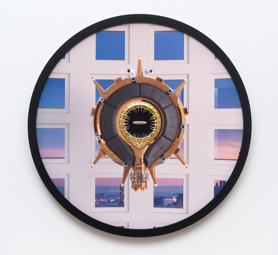 Circular frame with gold elements